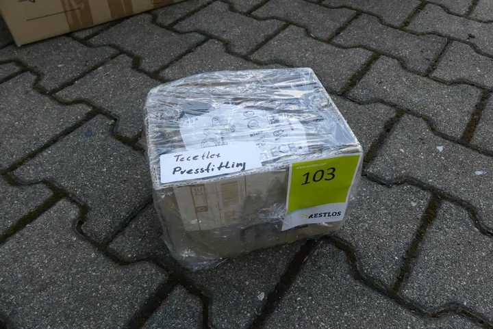 Karton mit TECE flex Pressfittinge